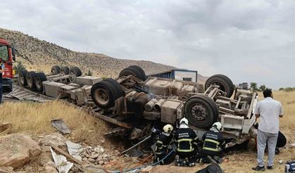 Tır devrildi, sürücü hayatını kaybetti