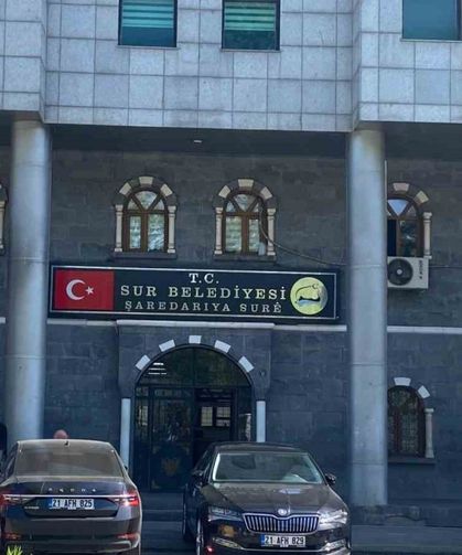 Sur Belediyesinde Atatürk ve Cumhurbaşkanı Erdoğan’ın fotoğraflarına yönelik hakarete ilişkin soruşturma