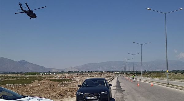 Erzincan'da helikopterle havadan trafik denetimi