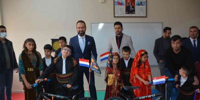 Hollanda Büyükelçi Yardımcısı Erik Weststrate Şırnak’ta öğrencilerle bir araya geldi