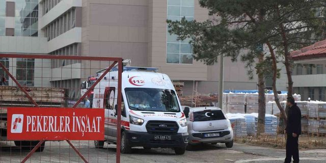 Erzincan’da yapımı devam eden hastane inşaatının 3’ncü katından düşen işçi yaralandı