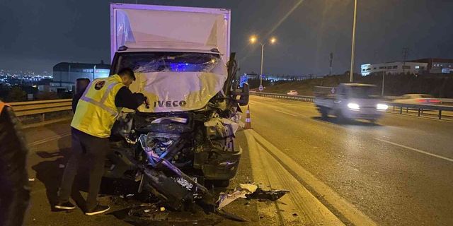 TEM’de tıra çarpan kamyonetin sürücüsü yaralandı