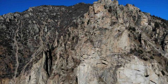 Gümüşhane-Kürtün karayolunda yamaçlarda bulunan kayalar faciaya davetiye çıkarıyor