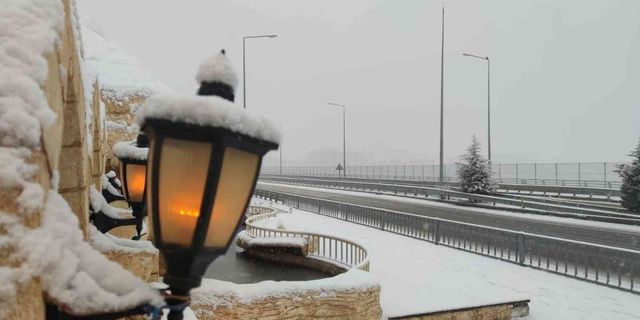 Bingöl’de beklenen kar yağdı, şehir beyaza büründü
