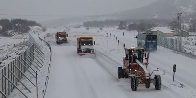 Bingöl’de karayolları ekiplerinin karla mücadelesi