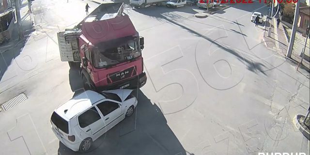 Burdur’daki trafik kazaları kameralara yansıdı