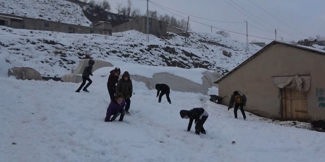 Çocuklar karın keyfini kartopu oynayarak çıkardı