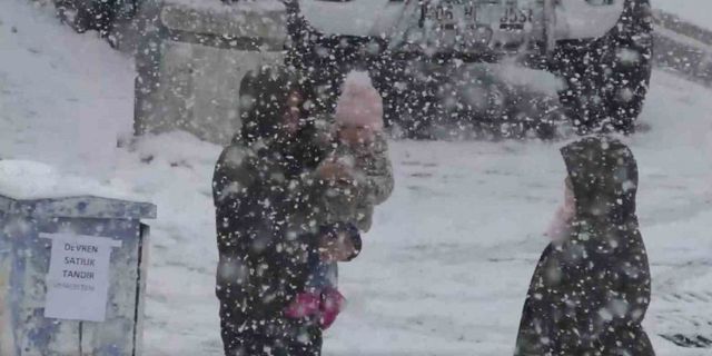 Hakkari’de lapa lapa kar yağışı: 92 yerleşim yerinin yolu kapandı