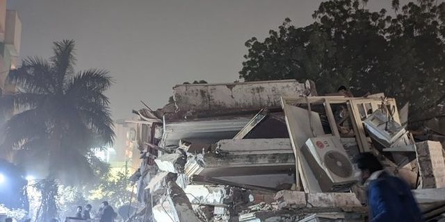 Hindistan’da 4 katlı bina çöktü: 3 ölü