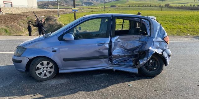 Kamyonet otomobile çarptı: 7 yaralı