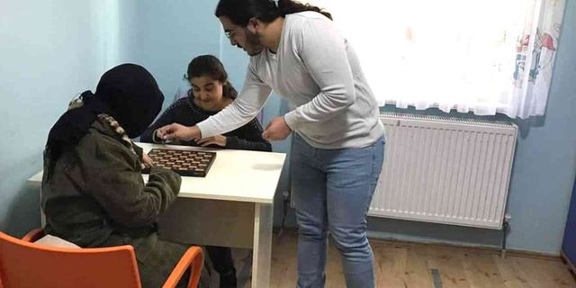 Karaman’da görme engelliler için satranç eğitimi
