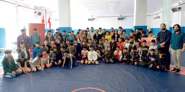 Karaman’da okul sporları güreş müsabakaları sona erdi