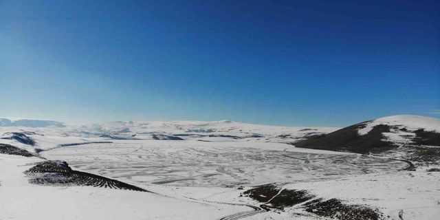 Kars’ta donan Aygır Gölü havadan görüntülendi