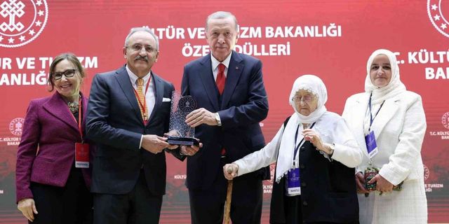 Kenan Yavuz, ödülünü Cumhurbaşkanı Erdoğan’ın elinden aldı