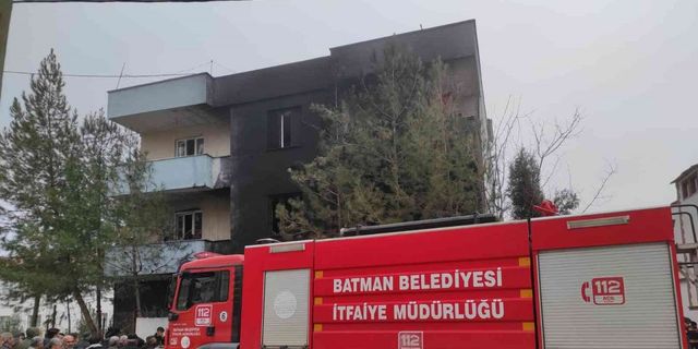 Kozluk’ta market yangınında 2 kişi hafif derecede yandı, 10 kişi dumandan zehirlendi