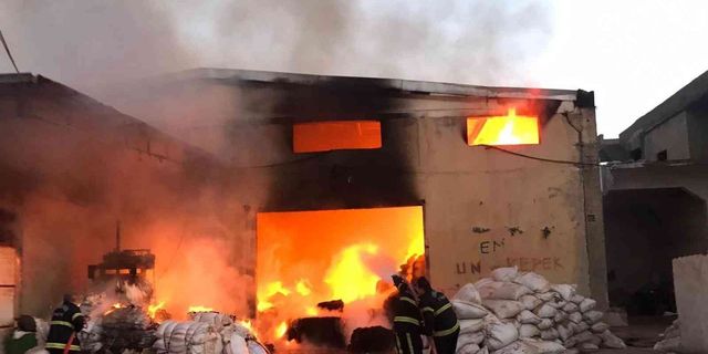 Tekstil fabrikasının deposunda çıkan yangın söndürüldü
