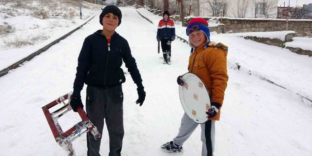 Yozgat’ta karın keyfini çocuklar kızakla kayarak çıkardı