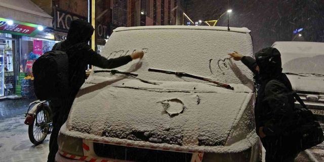Yüksekova’da beklenen kar yağışı vatandaşları sevince boğdu