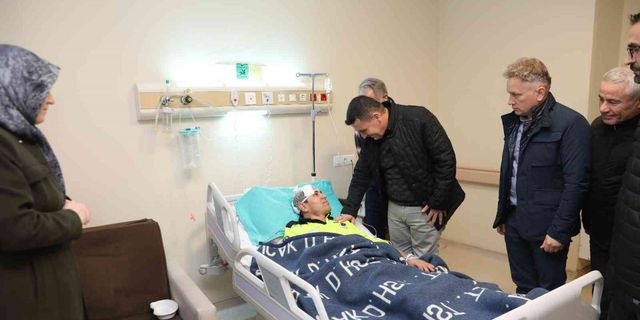 Vali Arslantaş, aracın çarpması sonucu yaralanan polis memurunu hastanede ziyaret etti