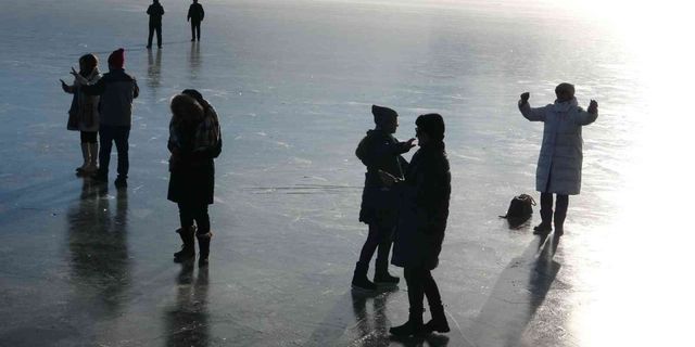 Yüzeyi buzla kaplanan Çıldır Gölü misafirlerini ağırlamaya başladı