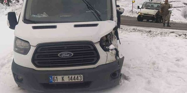 Zigana Dağı’nda karlı yolda kaza: 2 yaralı
