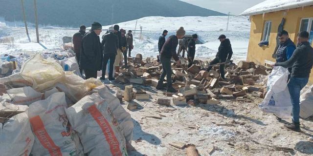 Ardahanlı köylülerden deprem bölgesine odun yardımı