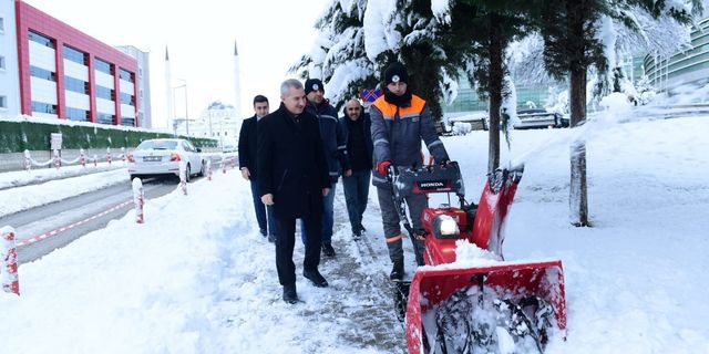 Başkan Çınar, karla mücadeleyi yakından takip etti