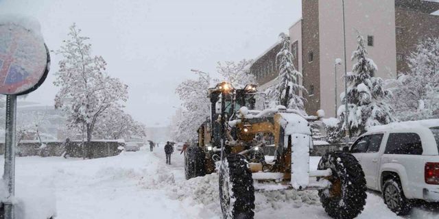 Bingöl’de kar nedeniyle kapanan 131 köy yolunun açılması için çalışmalar sürüyor