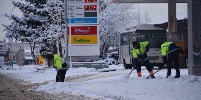 Bozüyük beyaza büründü, belediye ekiplerinin karla mücadelesi sürüyor