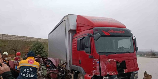 Bursa’da otomobil ile kamyon çarpıştı: 5 ölü