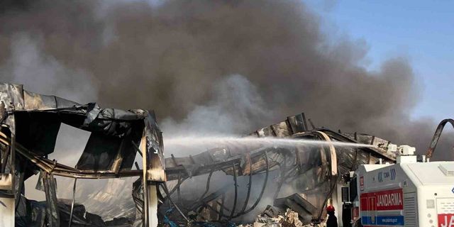 Cizre’de 6 saattir devam eden yangına TOMA’lar da müdahale ediyor
