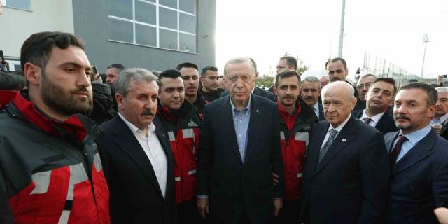 Cumhurbaşkanı Erdoğan, Bahçeli ve Destici deprem bölgesinde Alperen Ocakları Arama Kurtarma ekibi ile görüştü