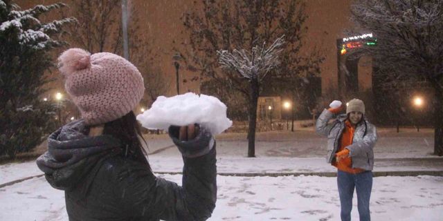 Elazığ’da yoğun kar yağışı etkili oldu, vatandaş doyasıya eğlendi