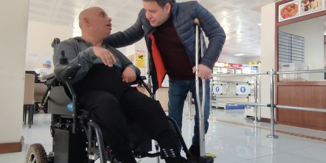 Engelli aracı enkaz altında kalan Ahmet Aslan’a akülü engelli aracı hediye edildi
