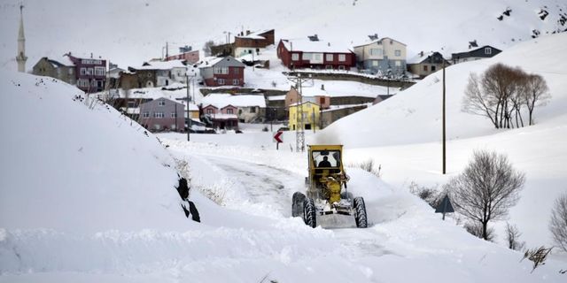 Erzincan’da kar ve tipiden 471 köy yolu ulaşıma kapandı