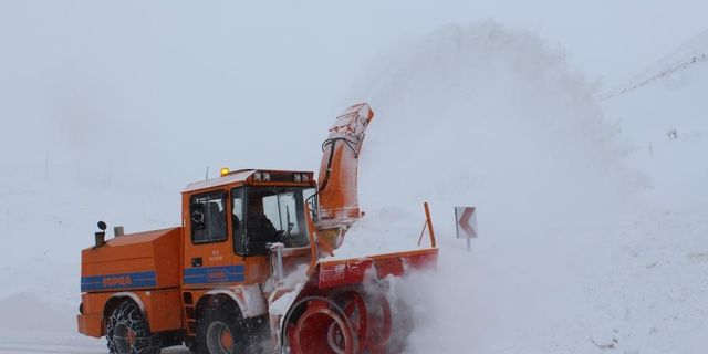Erzincan’da kar ve tipiden kapanan 55 köy yolu ulaşıma açılıyor