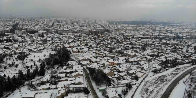 Eskişehir’de masalsı manzaralar oluşturan kar, bazıları için çileye dönüştü