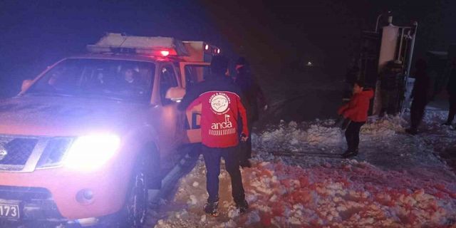 Kar ve tipi nedeniyle yolda kalan 7 kişilik aile kurtarıldı