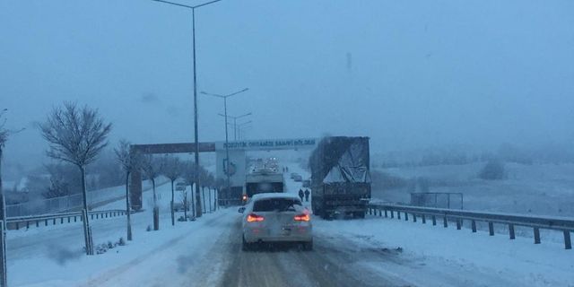 Kar yağışı nedeniyle araçlar yolda güçlükle ilerleyebildiler