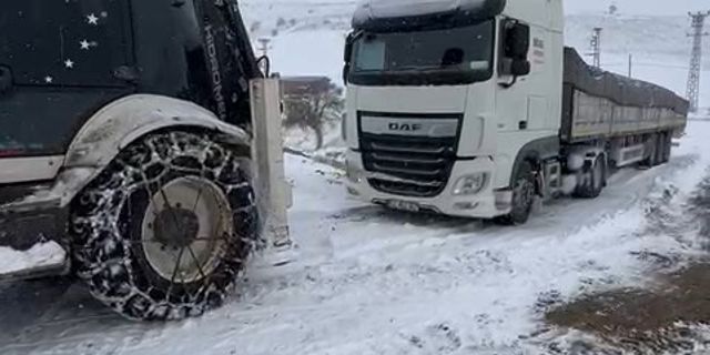 Kar yağışından dolayı yolda kalan tır ekipler tarafından kurtarıldı