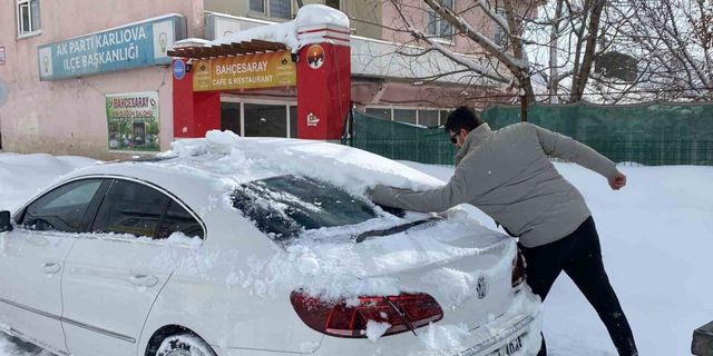 Karlıova’da kar yağışı etkili oldu, eğitime ara verildi