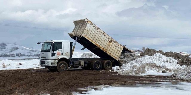 Karlıova’da yağan kar, kamyonlarla ilçe dışına taşınıyor