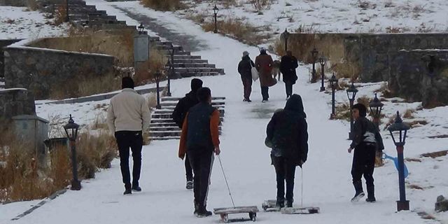 Kars’ta kızaklarını kapan çocuklar yokuşlara koştu