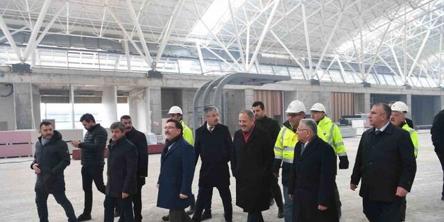 Kayseri protokolü Kayseri Havalimanı Yeni Terminal Binası Çalışmalarını Yerinde İnceledi