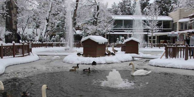 Kuğulu Park’ta kar coşkusu
