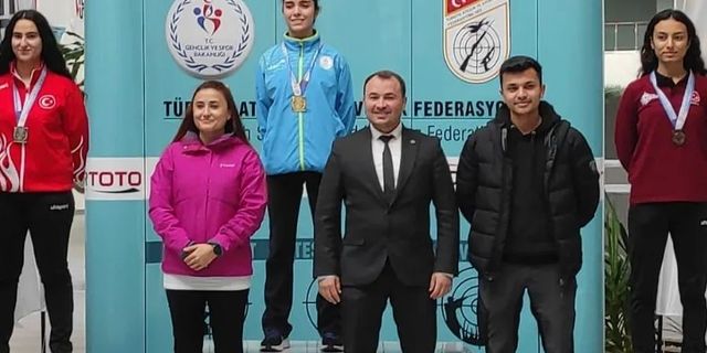 Kütahya Gençlik ve Spor İl Müdürlüğü Havalı Tüfek Genç Bayanlar Takımı Türkiye birincisi