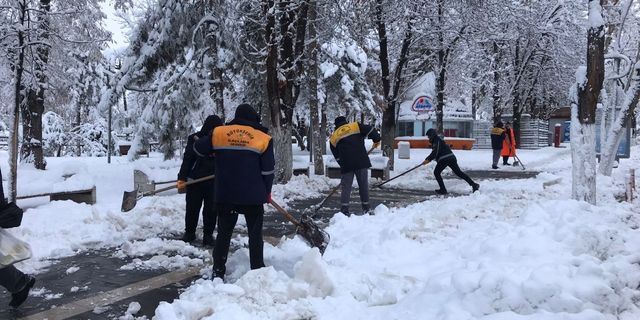 Malatya’da 530 kırsal mahallenin yolu kardan kapandı