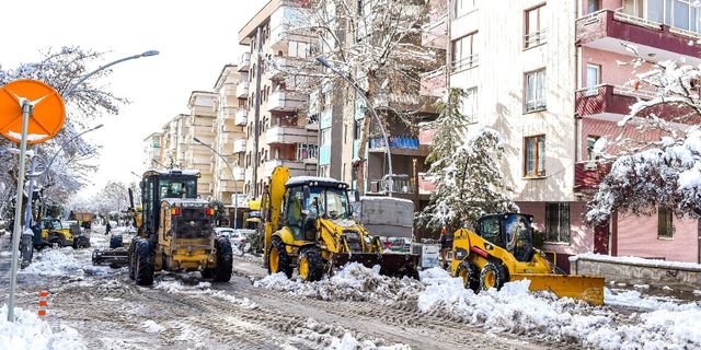 Malatya’da kardan kapanan yollar yeniden ulaşıma açılıyor