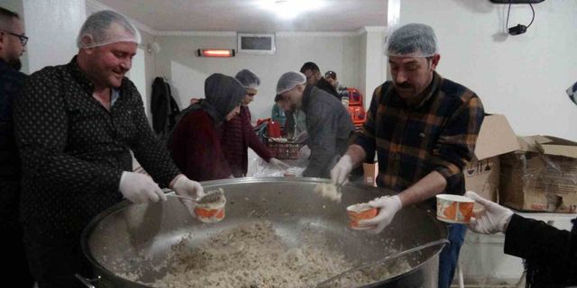 Mardin’de kazanlar gönüllüler tarafından depremzedeler için hazırlanıyor