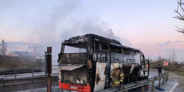 Pendik’te alev alev yanan servis otobüsü küle döndü